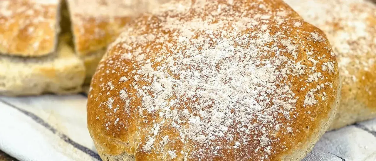Nybakade, glutenfria scones pudrade med mjöl. Perfekta för en mysig fika.