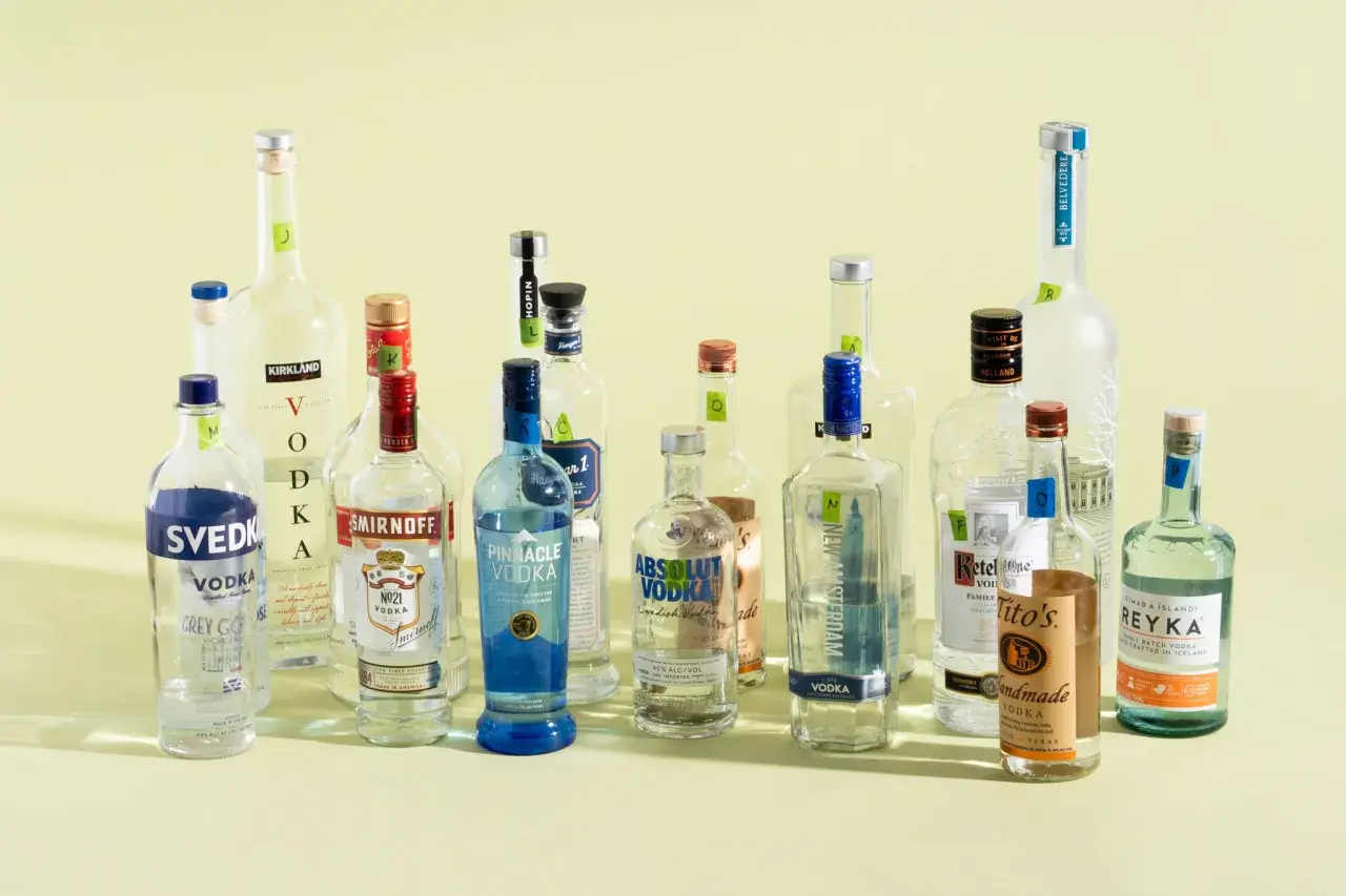 Różnorodne rodzaje wódek czystych: Svedka, Smirnoff, Pinnacle, Absolut, Belvedere, Tito's Handmade, Reyka i inne.