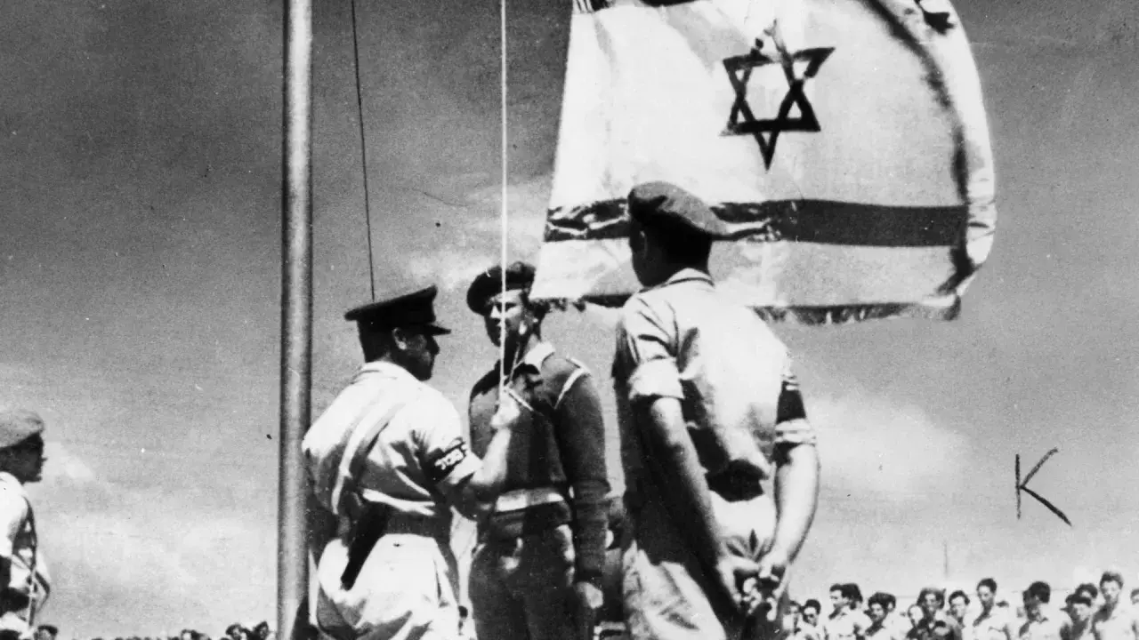 Soldaten hissen die israelische Flagge. Ein Symbol für das, was war vor Israel, und den Beginn einer neuen Ära.