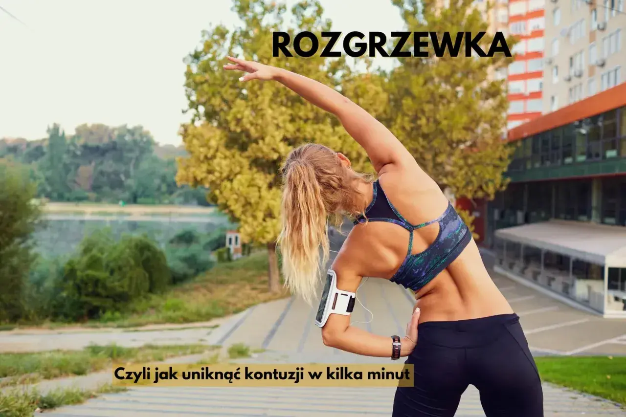 Kobieta wykonuje skłon boczny, pokazując, jaka rozgrzewka przed bieganiem pomoże uniknąć kontuzji.