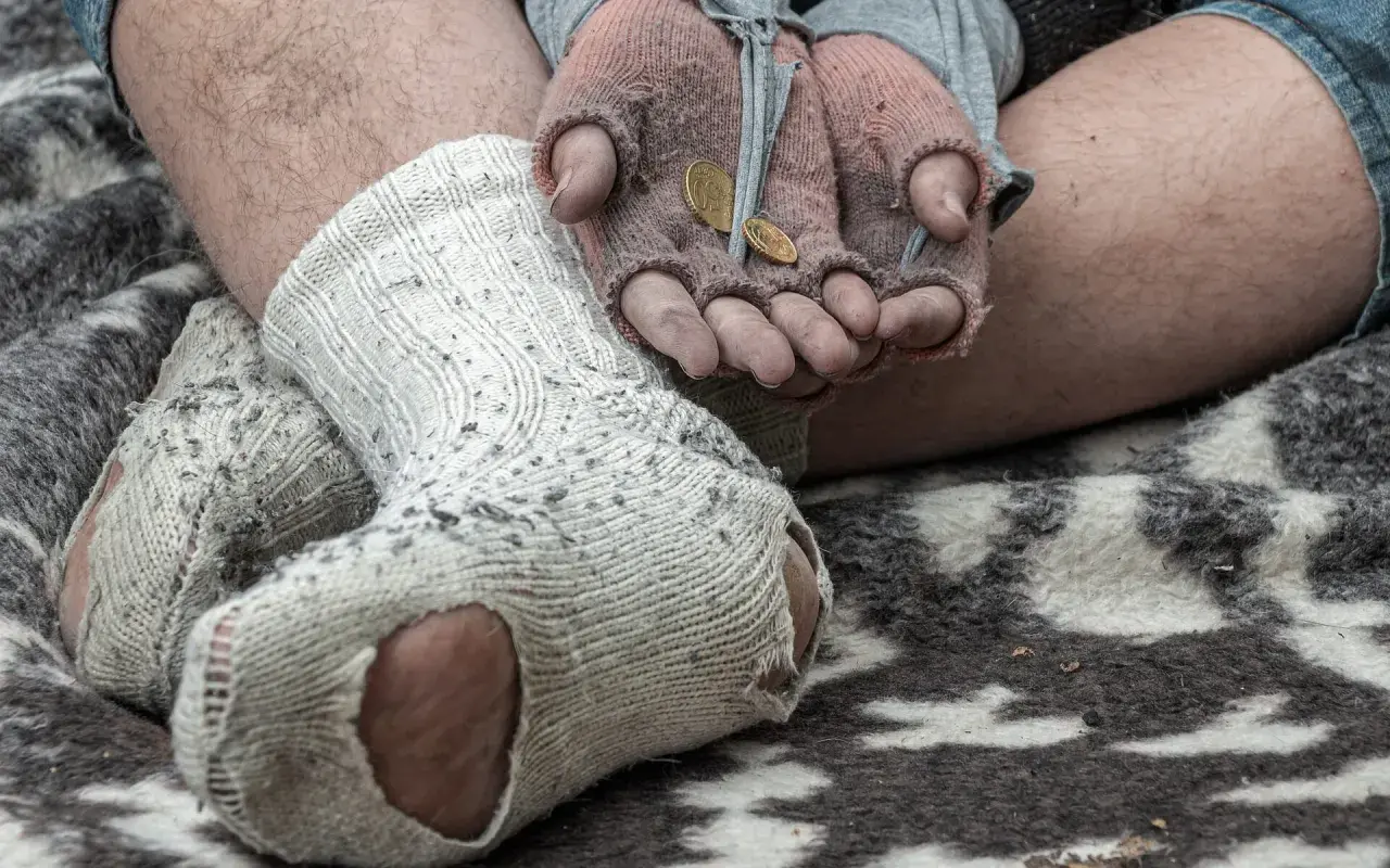 Dziurawe skarpety i dłonie z monetami. Czy to jest jałmużna, co to znaczy dla potrzebujących?