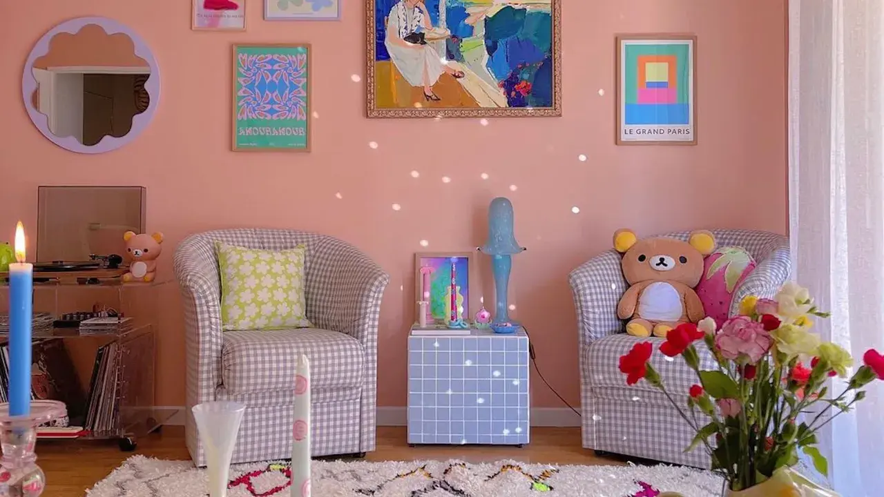 En mysig hörna med rutiga fåtöljer, en Rilakkuma-nalle och en bukett blommor. Fyra anledningar till att älska detta pärlemorskimrande pastellrum.