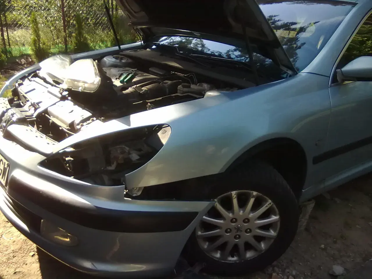 Jak wymienić żarówkę w Peugeot 206? Zobacz, jak wygląda demontaż reflektora, by dostać się do żarówki.