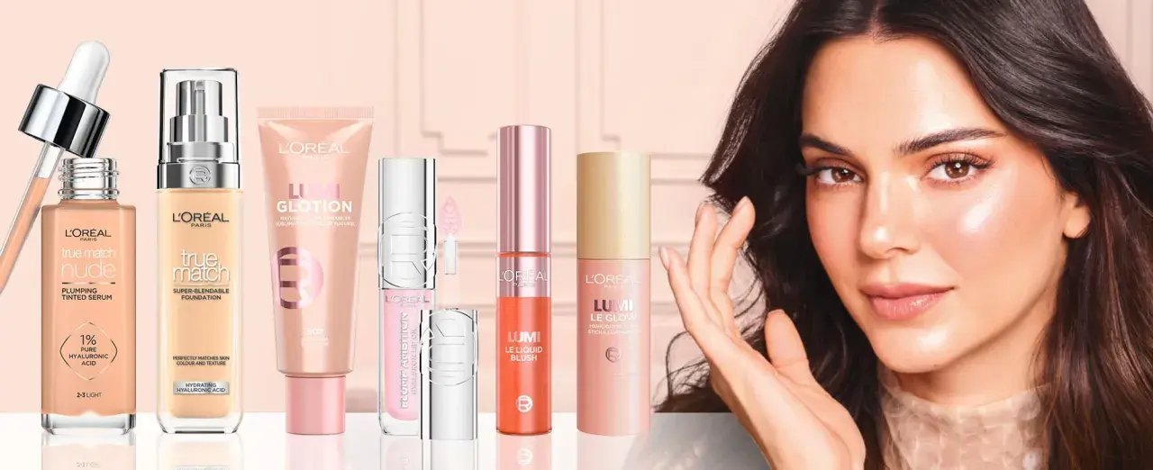 En kvinna med en strålande glow, omgiven av L'Oréal-produkter som True Match Nude, Lumi Glotion och Lumi Le Glow.