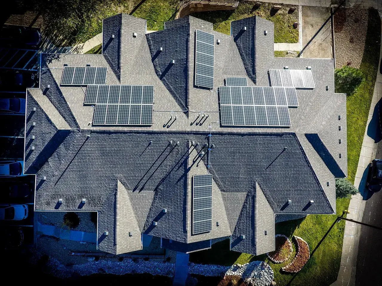 Jak działa elektrownia słoneczna? Od paneli po net-billing!
