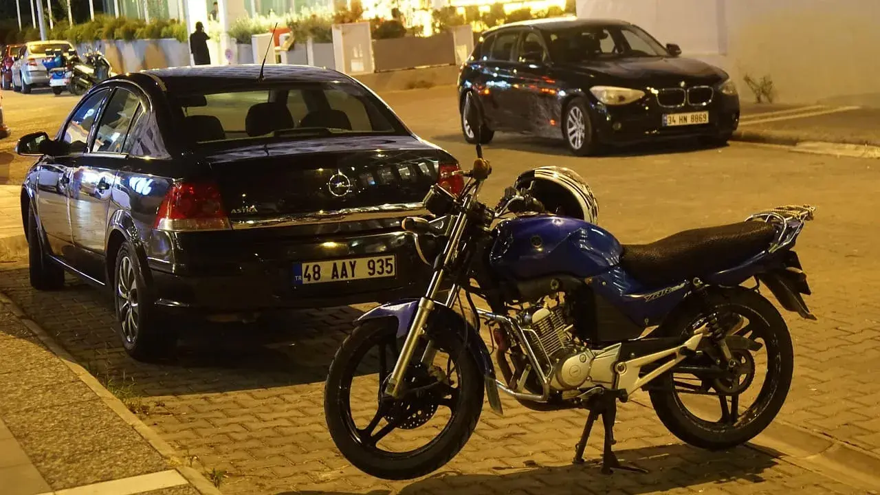 Co grozi za jazdę motorowerem bez uprawnień? Sprawdź kary i konsekwencje
