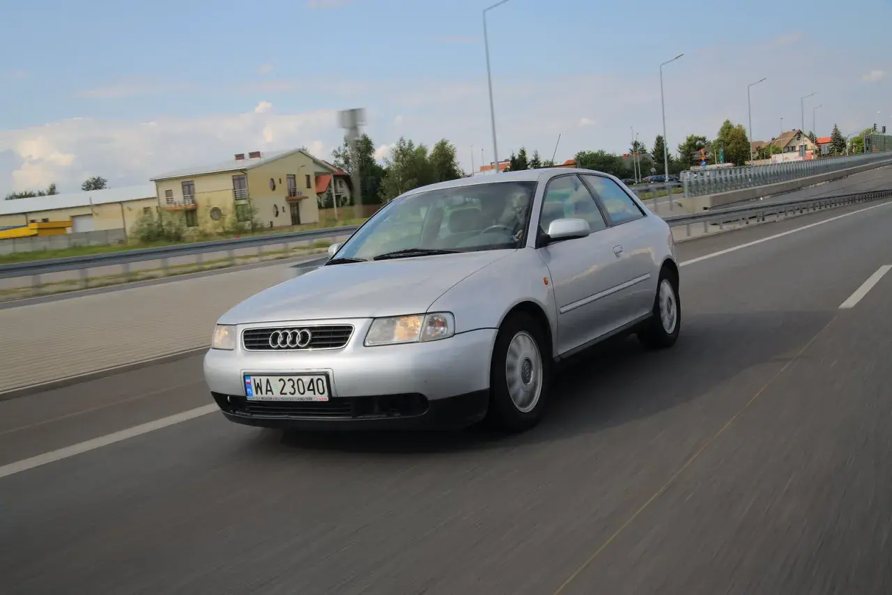 Srebrne Audi A3 8L po lifcie jedzie po drodze. Zastanawiasz się, jakie żarówki do Audi A3 8L lift będą najlepsze?