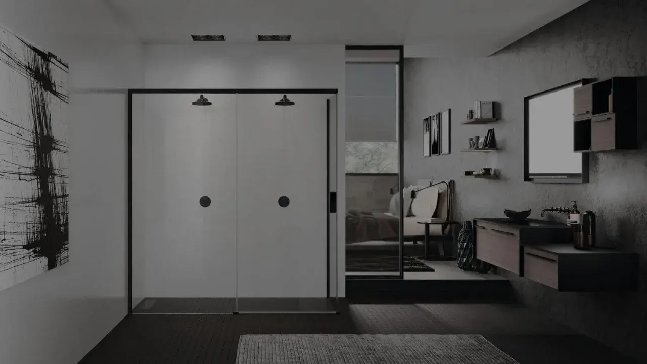 Un elegante bagno in camera con doccia doppia, lavabo sospeso e letto visibile attraverso uno specchio.