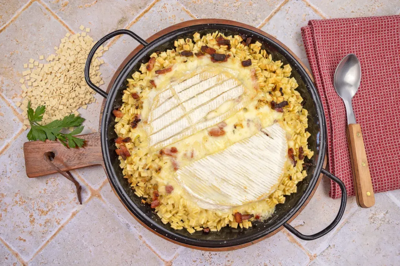 Un plat de pâtes croziflette gratiné au fromage fondant, parsemé de lardons croustillants. Un délice savoyard.