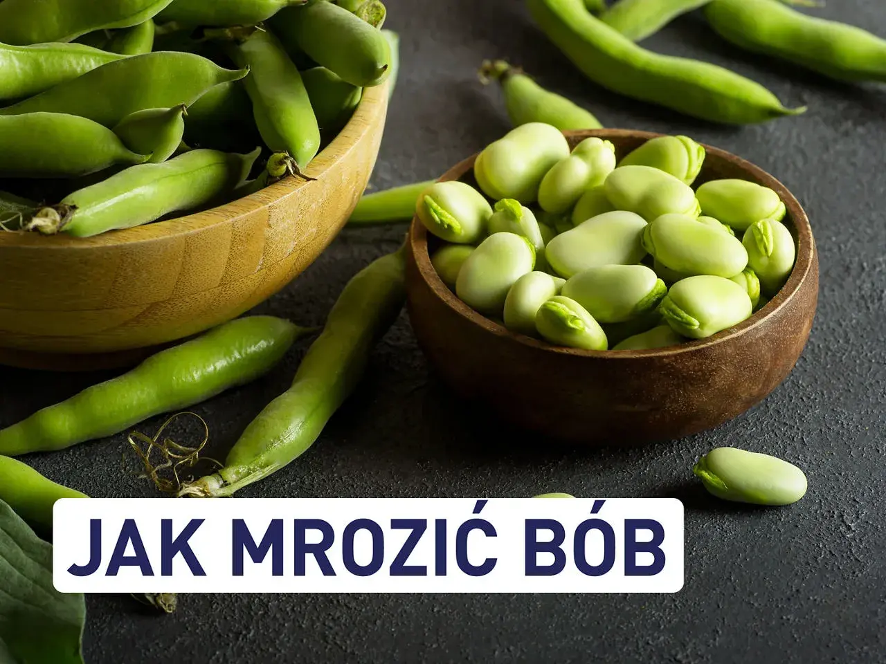 Świeży bób w łuskach i wydłubane ziarna w miseczkach. Dowiedz się, jak mrozić bób, by cieszyć się nim dłużej.