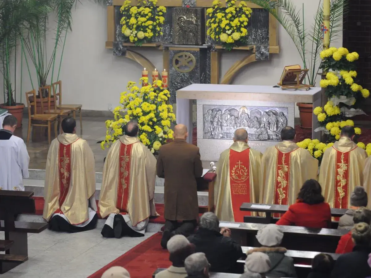 Uroczysta msza rekolekcyjna z udziałem duchownych w złotych szatach i wiernych.