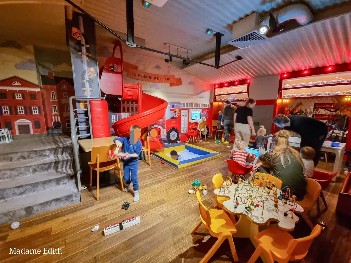 Wesoła restauracja z bawialnią dla dzieci, gdzie maluchy mogą się bawić zjeżdżalnią i basenem z kulkami, a dorośli odpocząć.