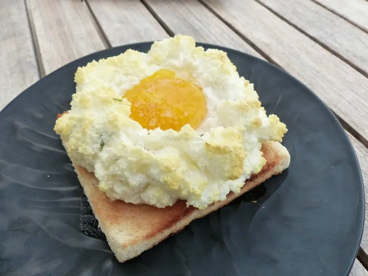 Un œuf nuage aérien sur une tranche de pain grillé, parfait pour une recette légère et gourmande.