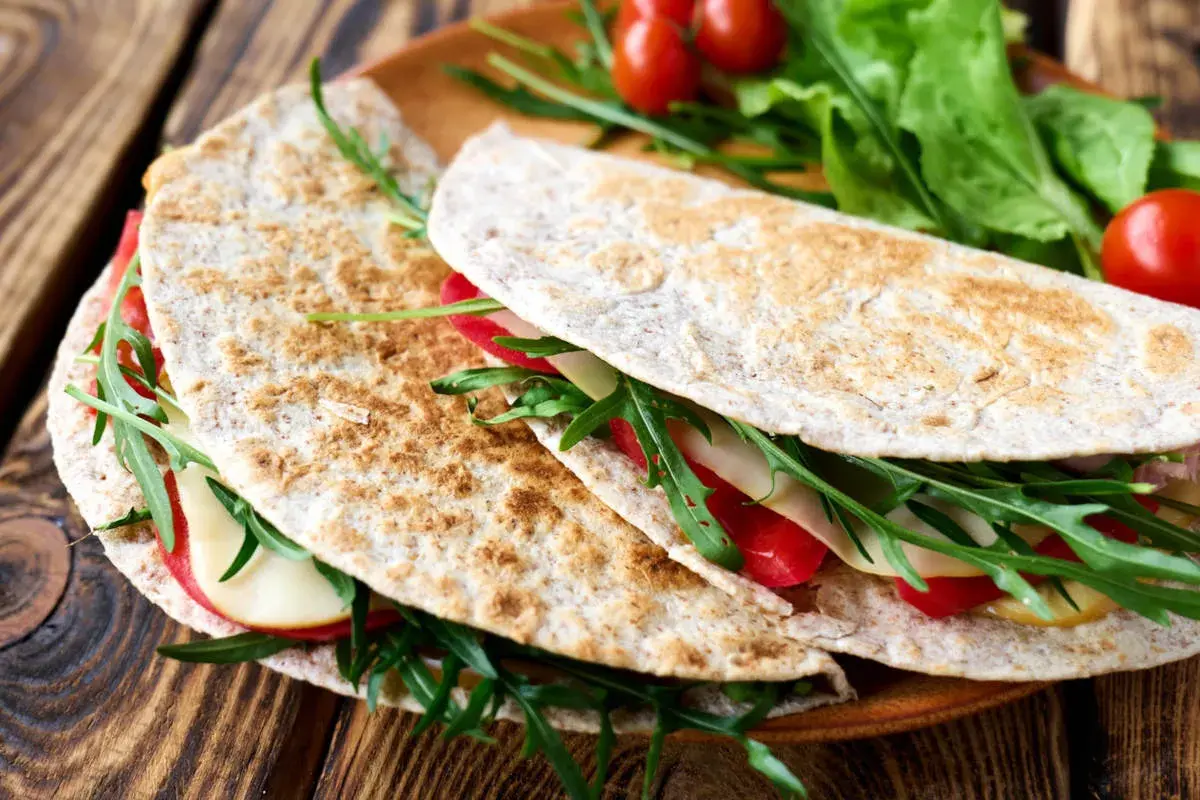 Dwie pyszne piadiny z rukolą, pomidorkami i serem. Idealny przepis na szybki lunch!