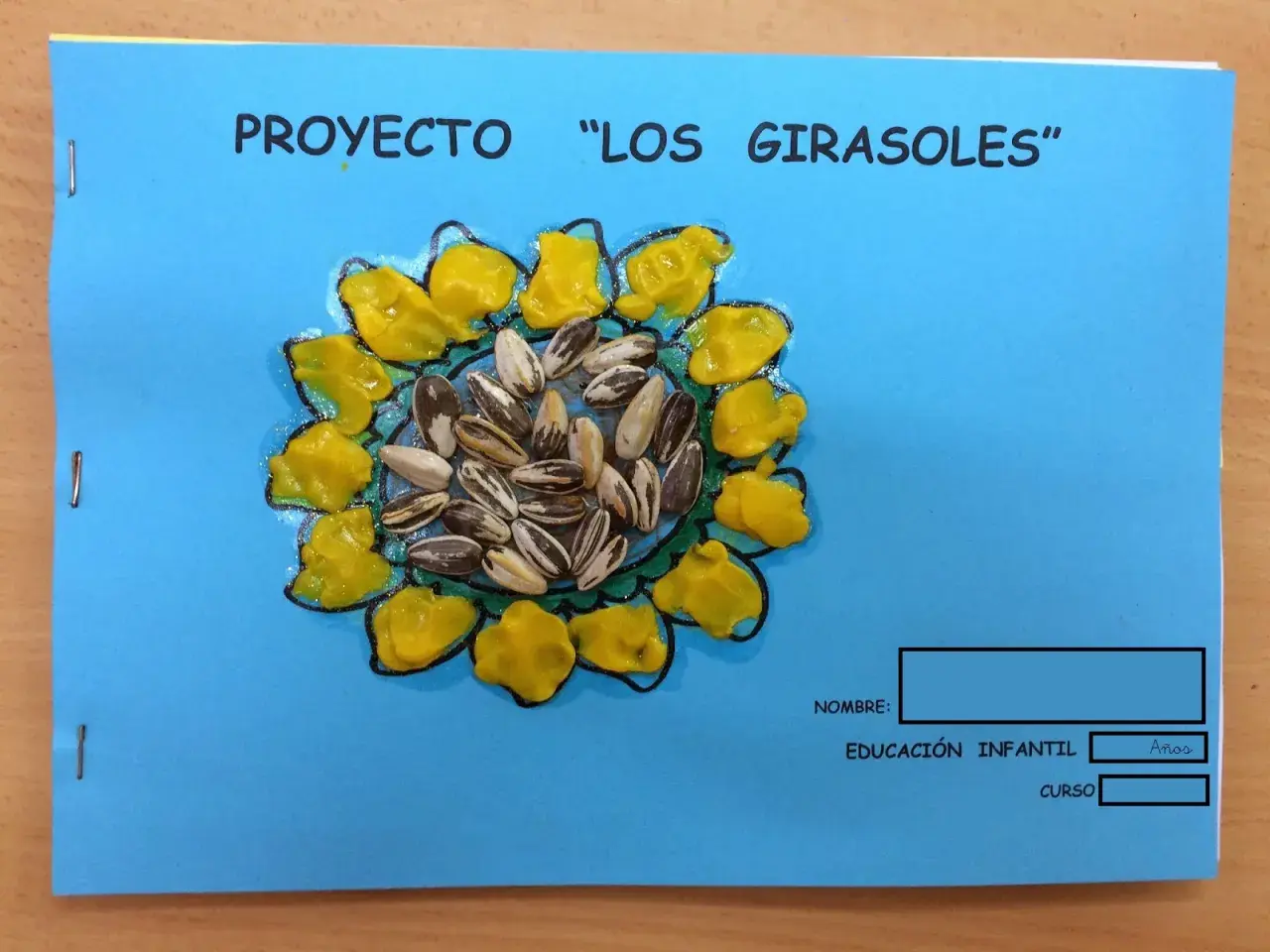 Proyecto "Los Girasoles": un girasol hecho con semillas y pintura amarilla, como si fuera obra de un pintor de los girasoles.