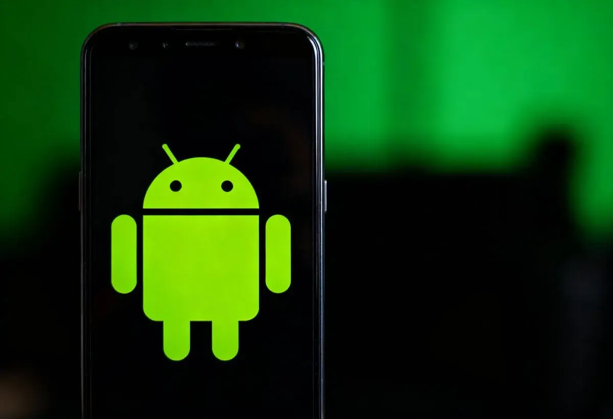 Zielona ikonka robota Androida na czarnym ekranie telefonu. Poznaj znaczenie ikon w telefonie.
