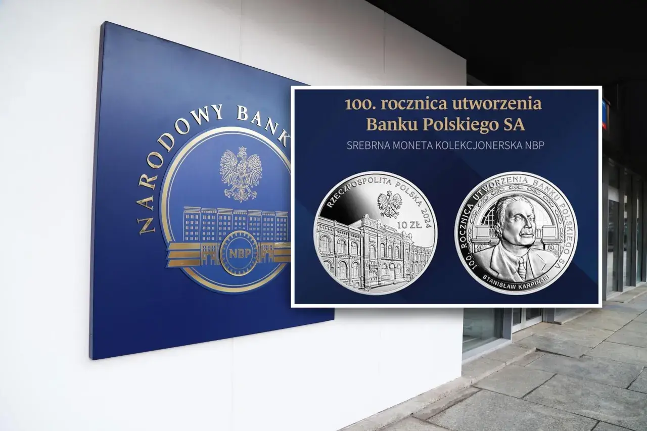Tablica NBP i dwie srebrne monety kolekcjonerskie z wizerunkiem budynku i portretem Stanisława Karpińskiego.