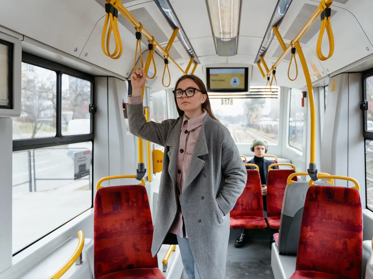 Kobieta w tramwaju, zastanawiająca się, po jakim czasie przedawnia się mandat za brak biletu.