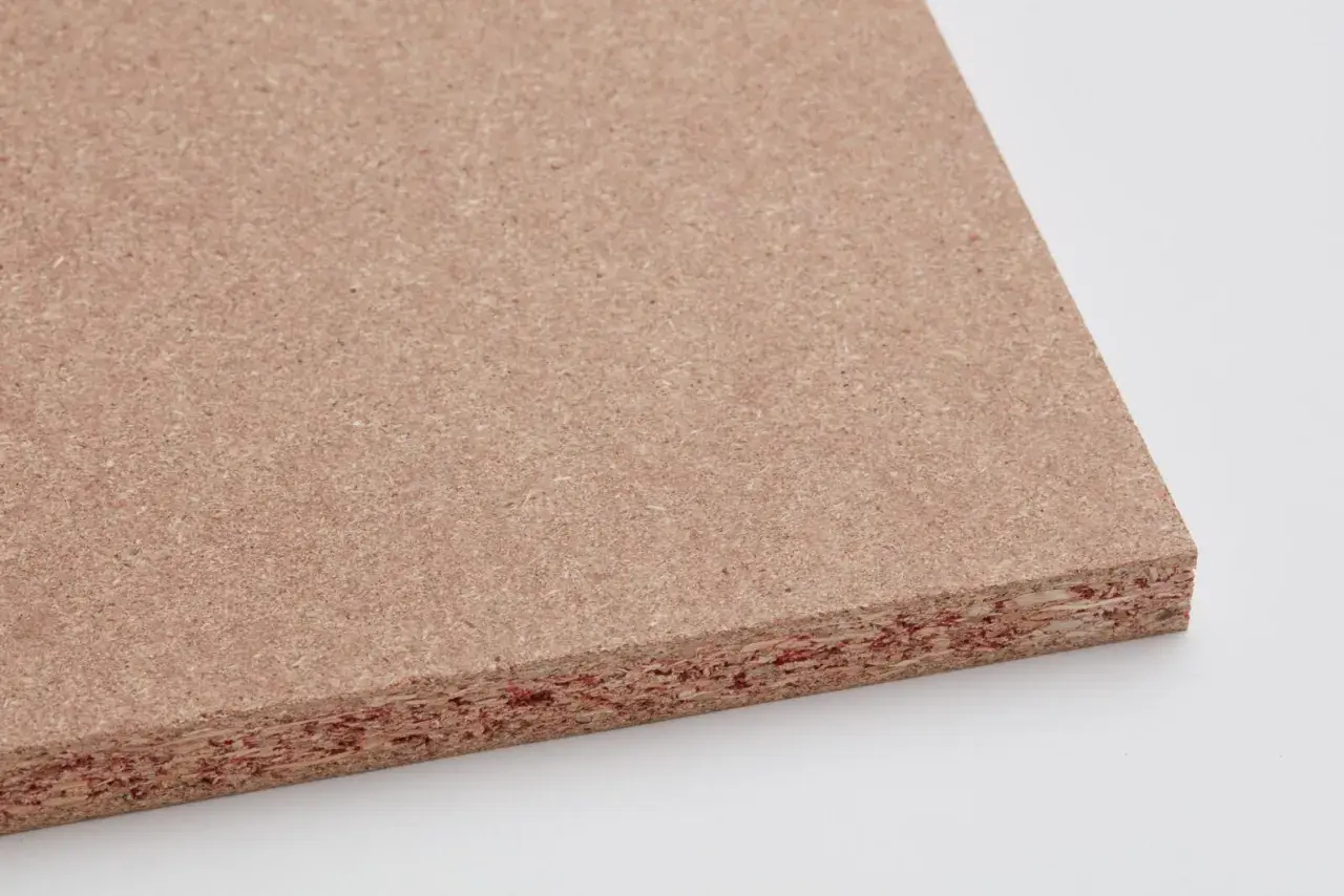 Placa de maderas artificiales con textura granular y capas visibles. Ideal para proyectos de construcción y mobiliario.