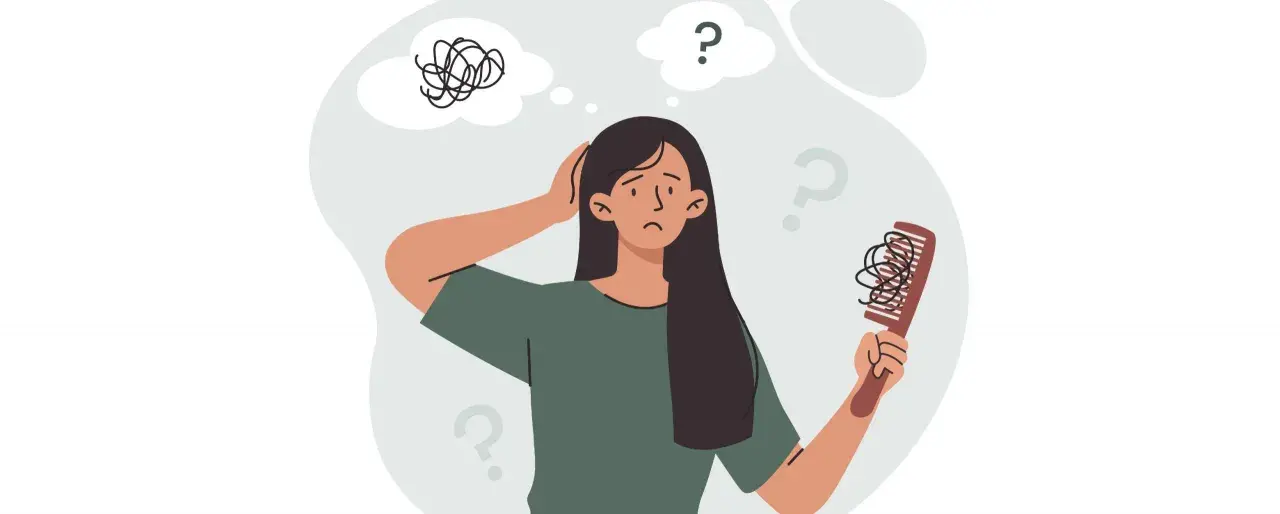 Mujer preocupada por la caída de pelo, se pregunta si la vitamina D podría ser la solución.
