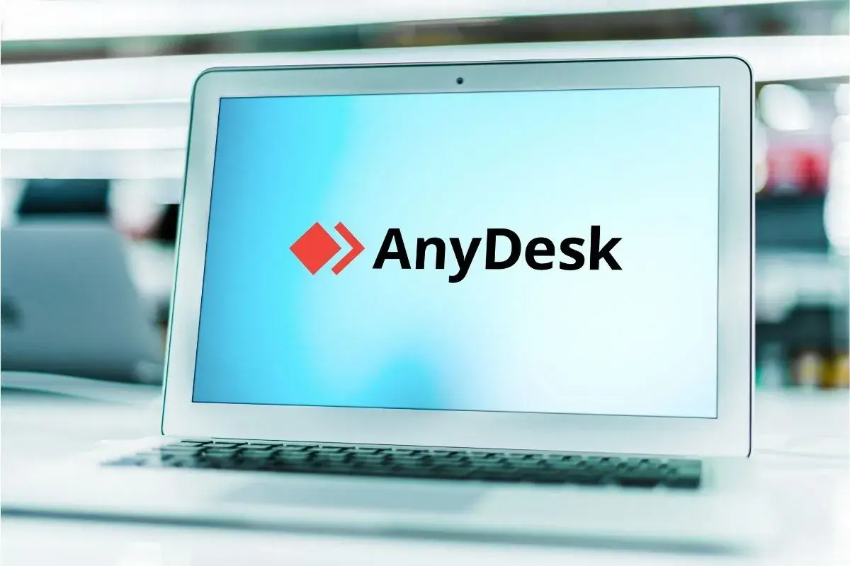 Laptop z logo AnyDesk na ekranie, gotowy do pracy z dowolnego miejsca.