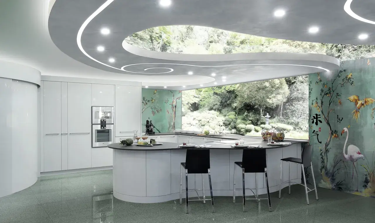 Cucina moderna con isola curva, pensili bianchi lucidi e un suggestivo controsoffitto a onda con illuminazione integrata. Pareti con carta da parati orientale e vista su un giardino lussureggiante.