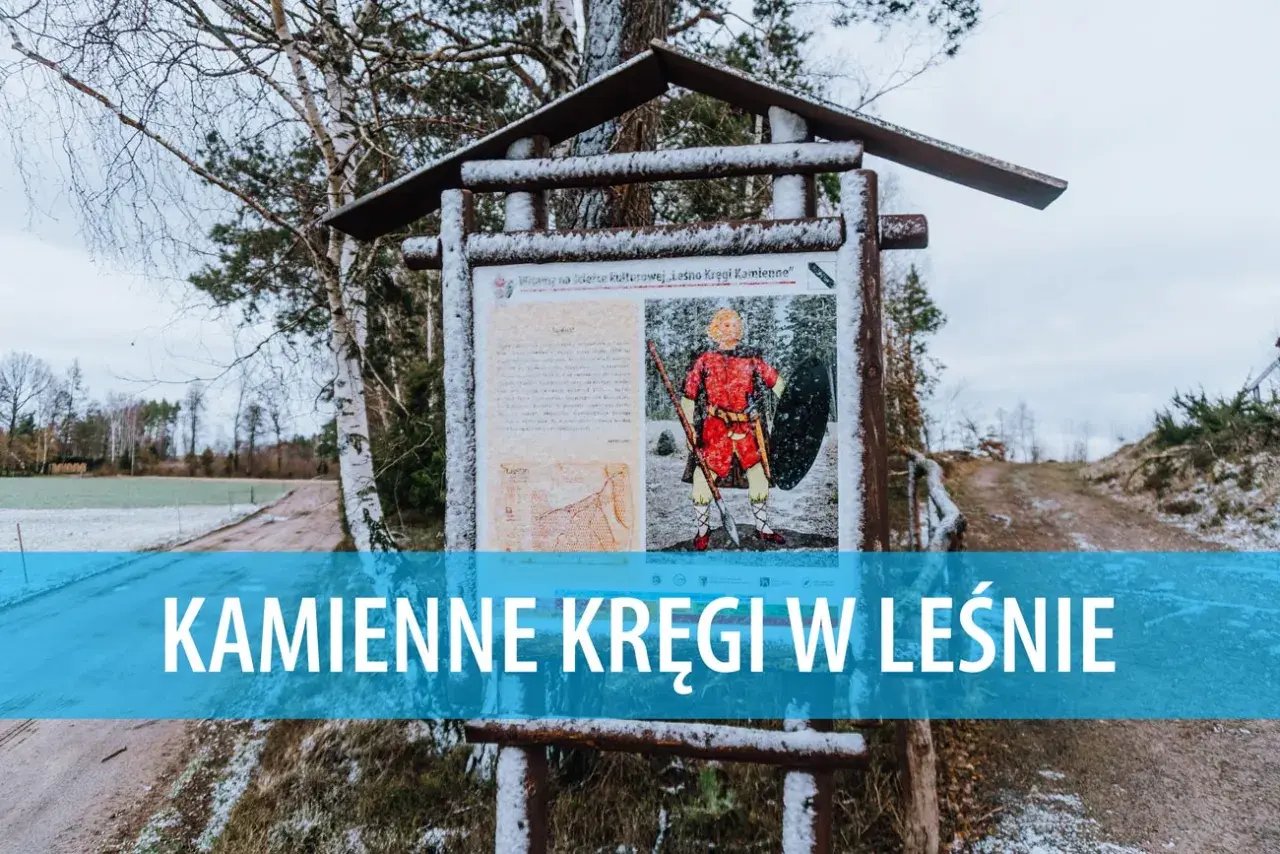 Tablica informacyjna o kamiennych kręgach w Leśnie, przedstawiająca wojownika z epoki żelaza.