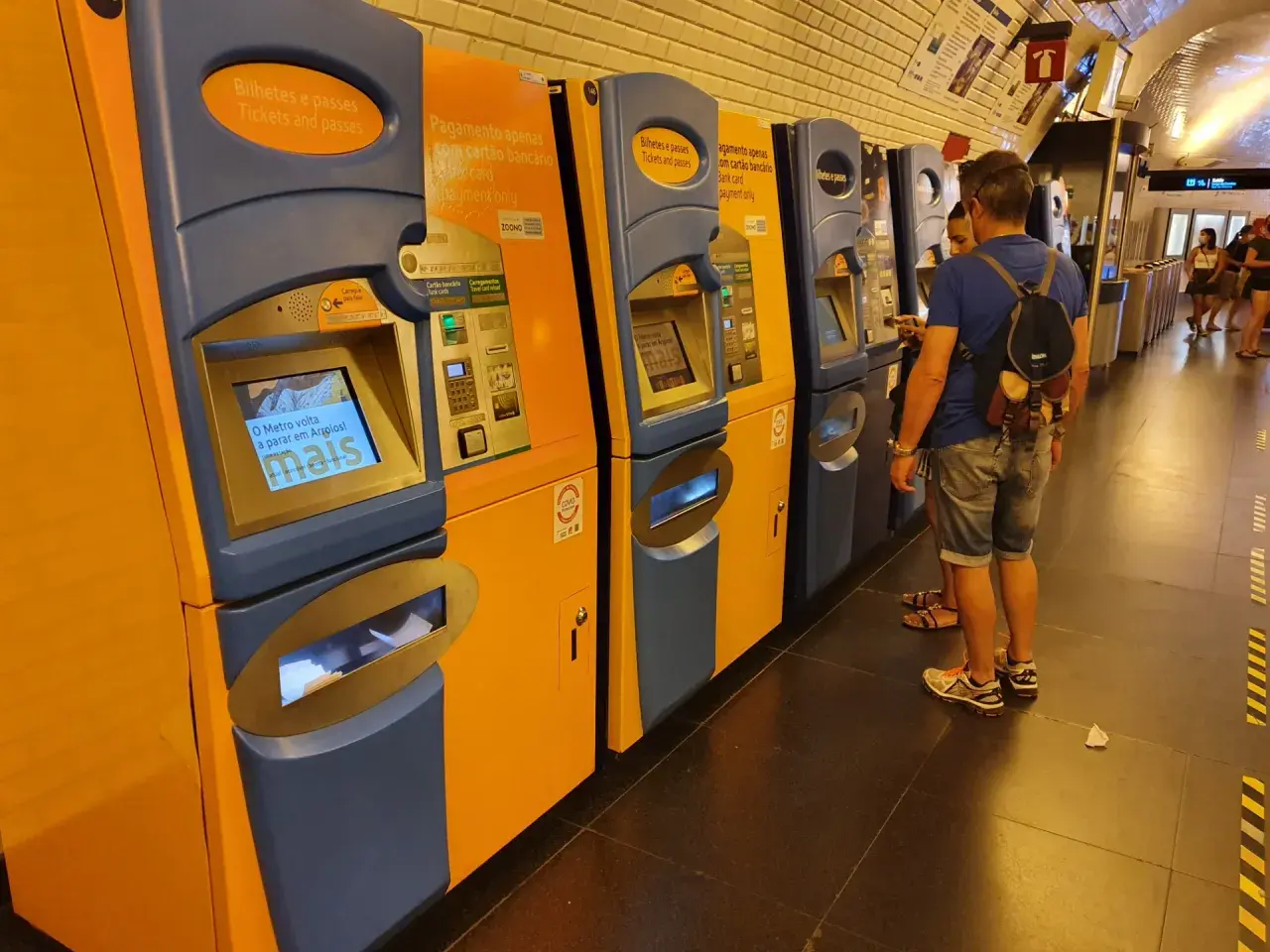 Fahrkartenautomaten der Bahn in Lissabon. Ein Paar kauft Tickets.