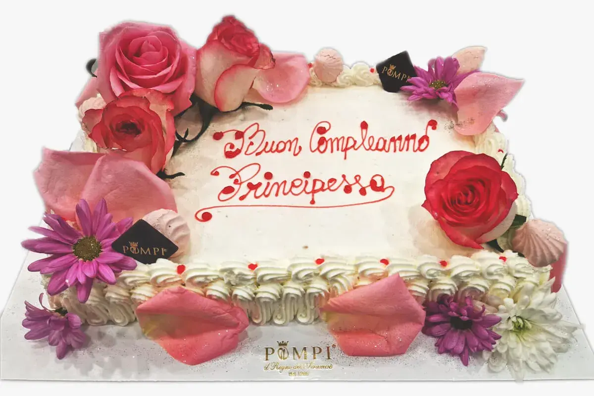 Torta femminile con panna, decorata con rose rosa e fiori, con la scritta "Buon Compleanno Principessa".