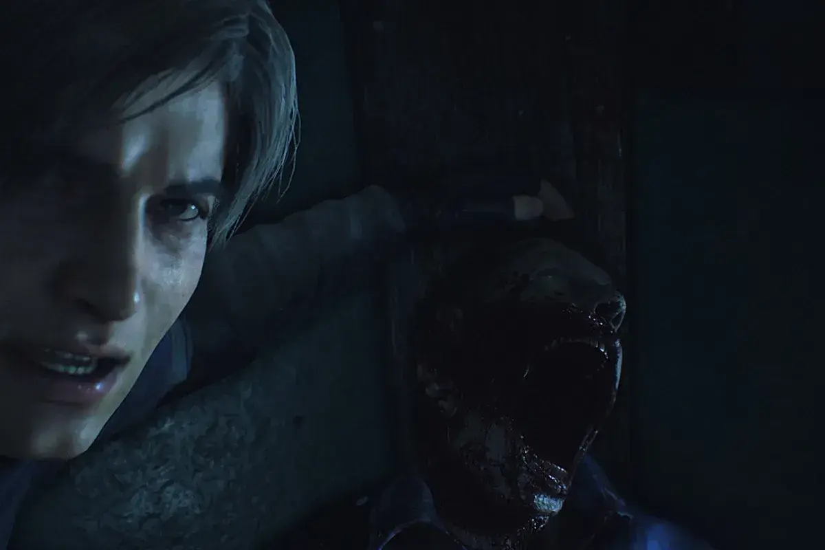 Leon walczy z potwornym zombie w mrocznej scenerii, typowej dla **gry o zombie**.
