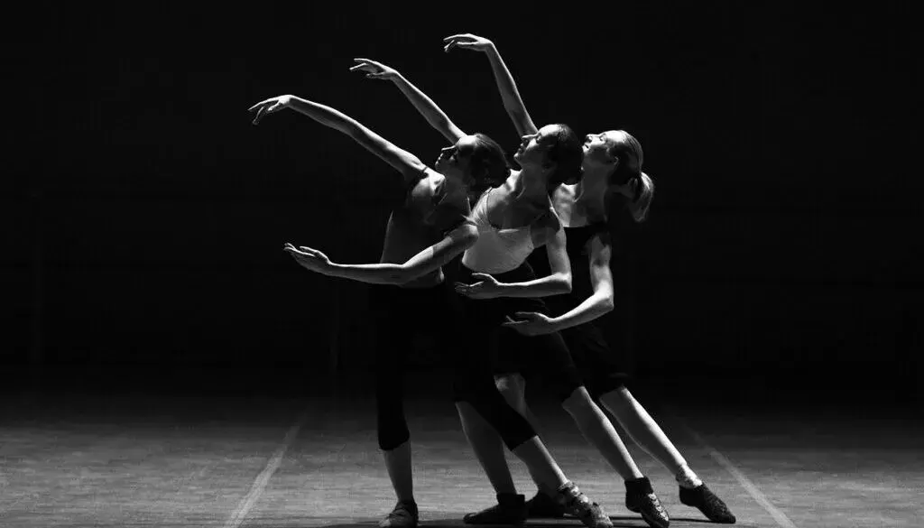 Czy słowo teatr ma tylko jedno znaczenie? Odkryj jego różnorodność