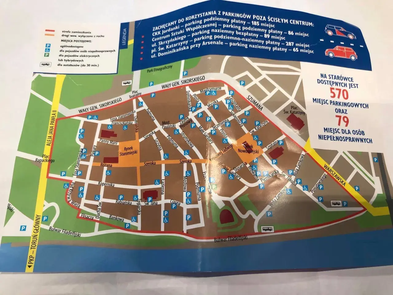 Mapa Torunia z zaznaczonymi parkingami i ulicami. Idealna do zwiedzania miasta z dziećmi.