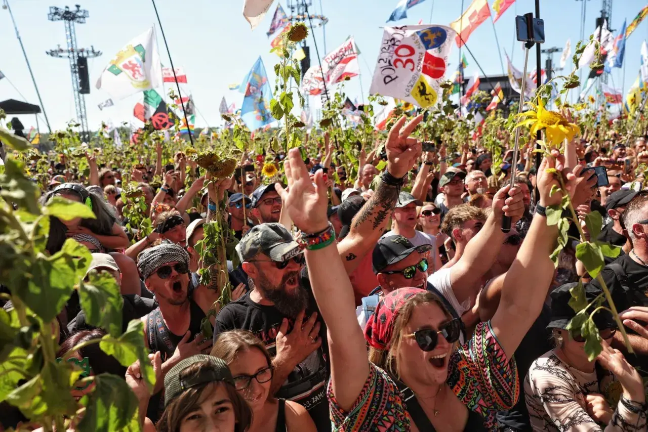 Tłum ludzi z flagami i słonecznikami, radośnie świętujący. To musi być Woodstock, gdzie jest taka atmosfera!