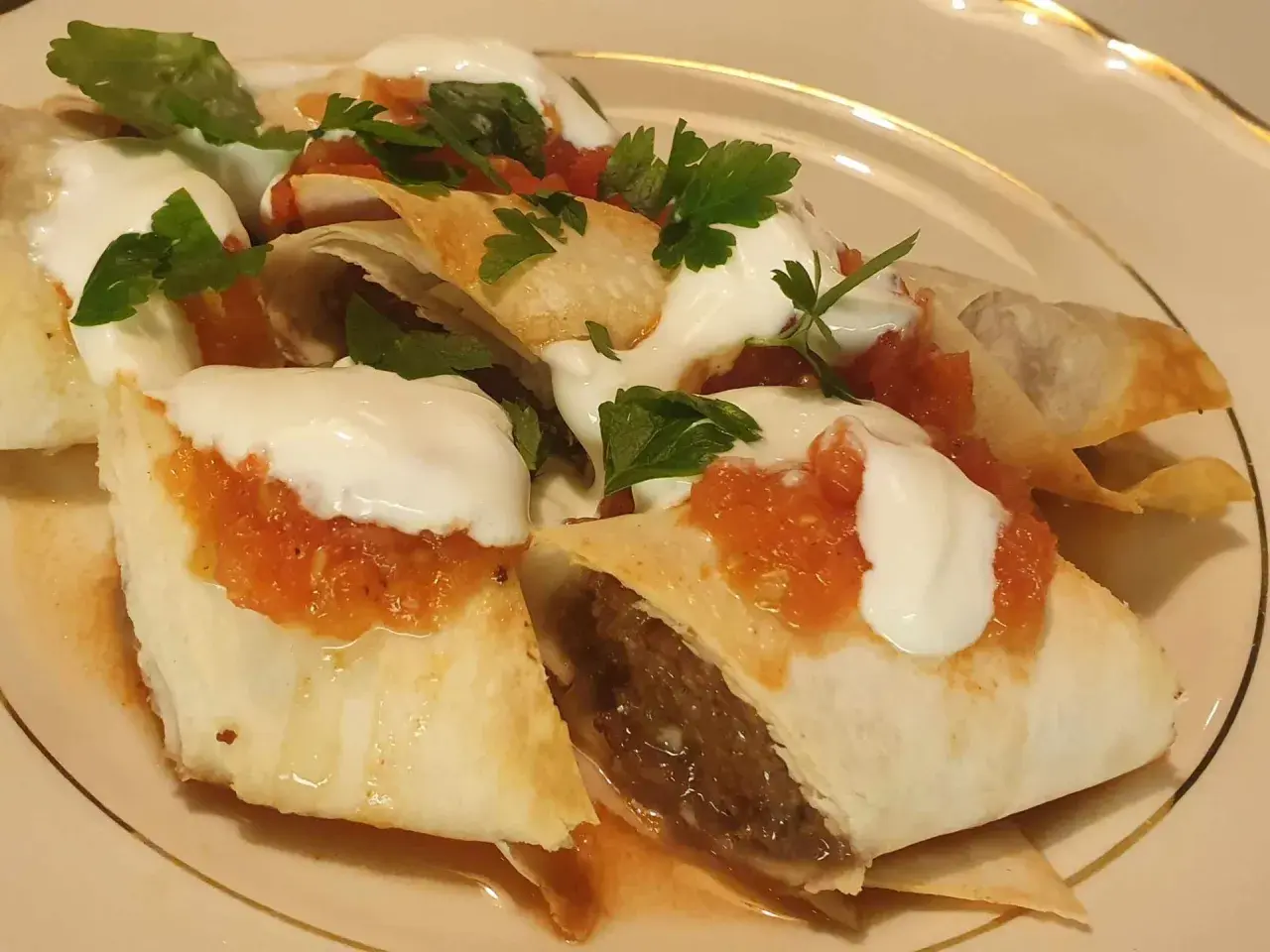 Beyti kebab med yoghurt, tomatsås och persilja. En läcker rätt som ser ut att smaka fantastiskt.