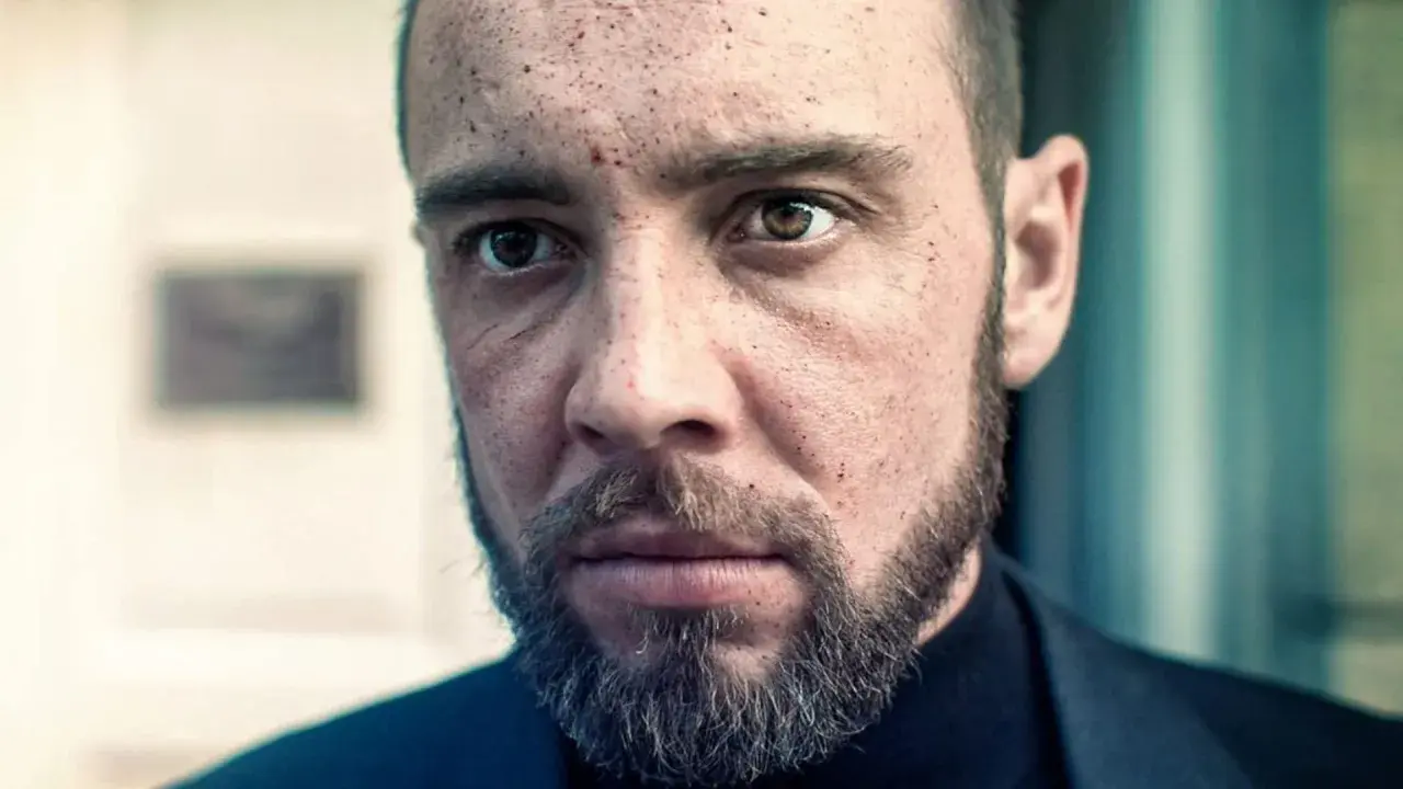 Twarz mężczyzny z zarostem i śladami na skórze, jakby przeżył trudne chwile. Może to scena z filmu "Walden jak zostałem gangsterem".