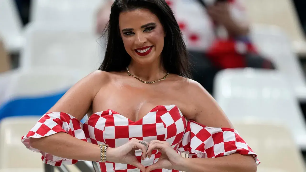 Ivana Knoll, której wiek jest często przedmiotem dyskusji, w czerwono-białej sukience w kratkę, pozuje z sercem z dłoni.