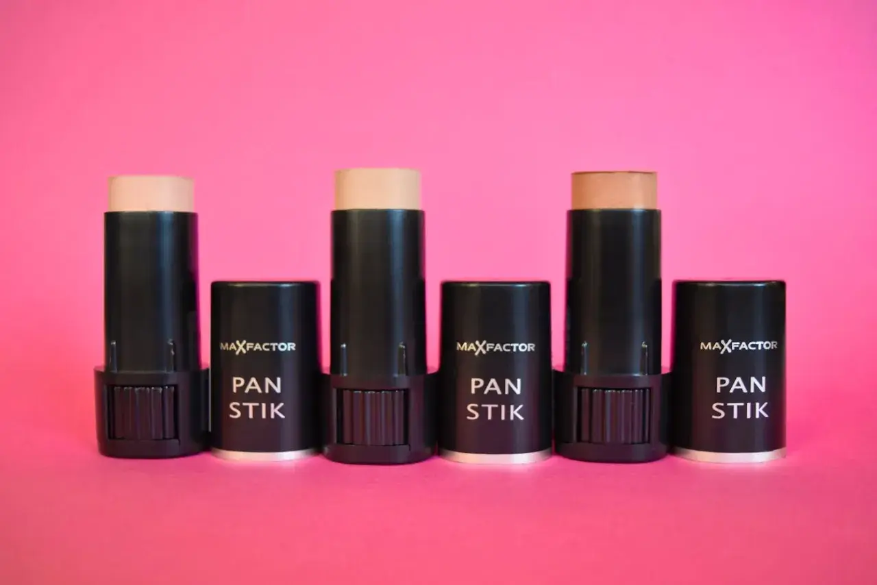 Max Factor Pan Stik i olika nyanser, perfekta för att skapa en definierad ansiktskontur.