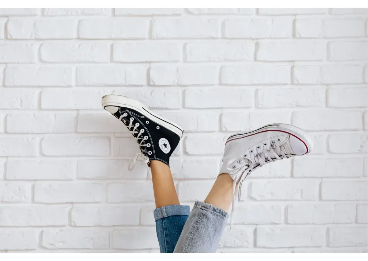 Czy białe buty są modne? Odkryj ich stylowe możliwości i trendy