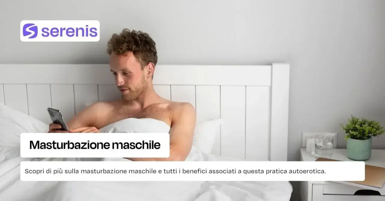 Uomo a letto con smartphone, esplora la masturbazione maschile e i suoi benefici.