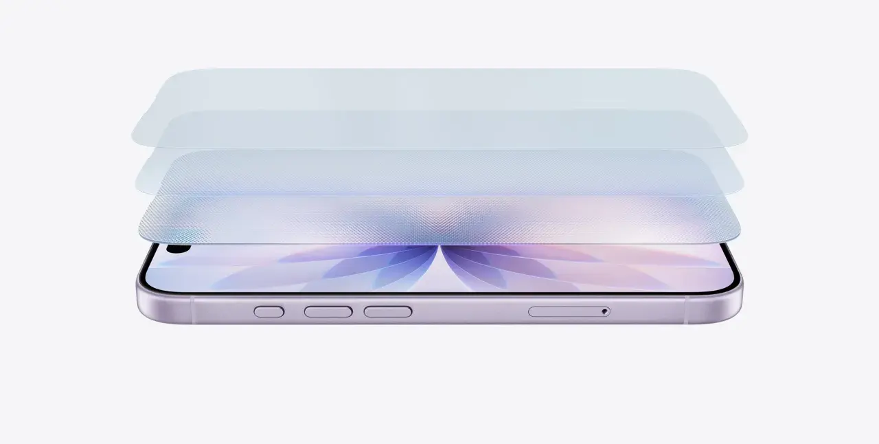 Warstwowa folia ochronna na ekran iPhone'a. Dowiedz się, jak wyczyścić iPhone, aby idealnie ją zaaplikować.