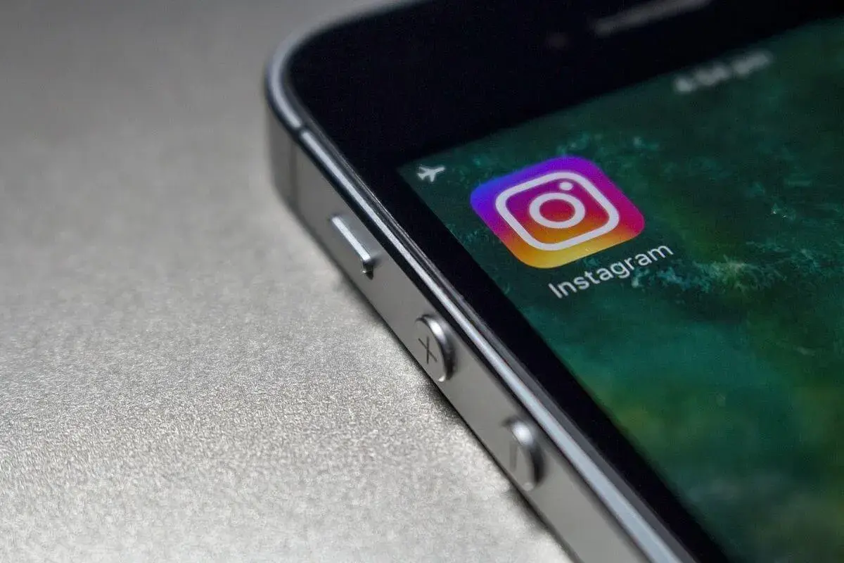 Zbliżenie na ikonę Instagrama na ekranie telefonu. Czyżby to był znak, że czeka mnie shadow ban?