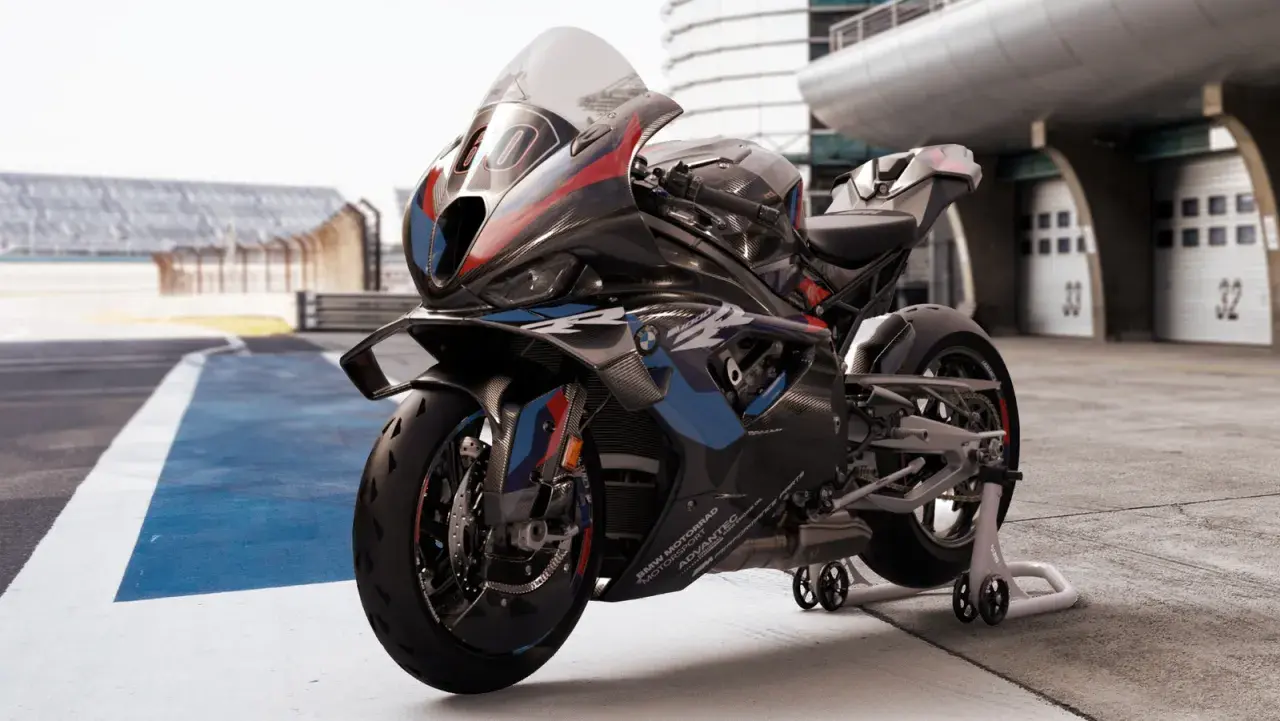 Czarny motocykl sportowy BMW na stojaku na torze wyścigowym.