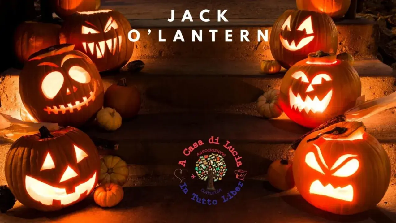 Zucca di Halloween, o Jack O'Lantern, illuminate e spaventose, adornano una scalinata per la notte più terrificante dell'anno.