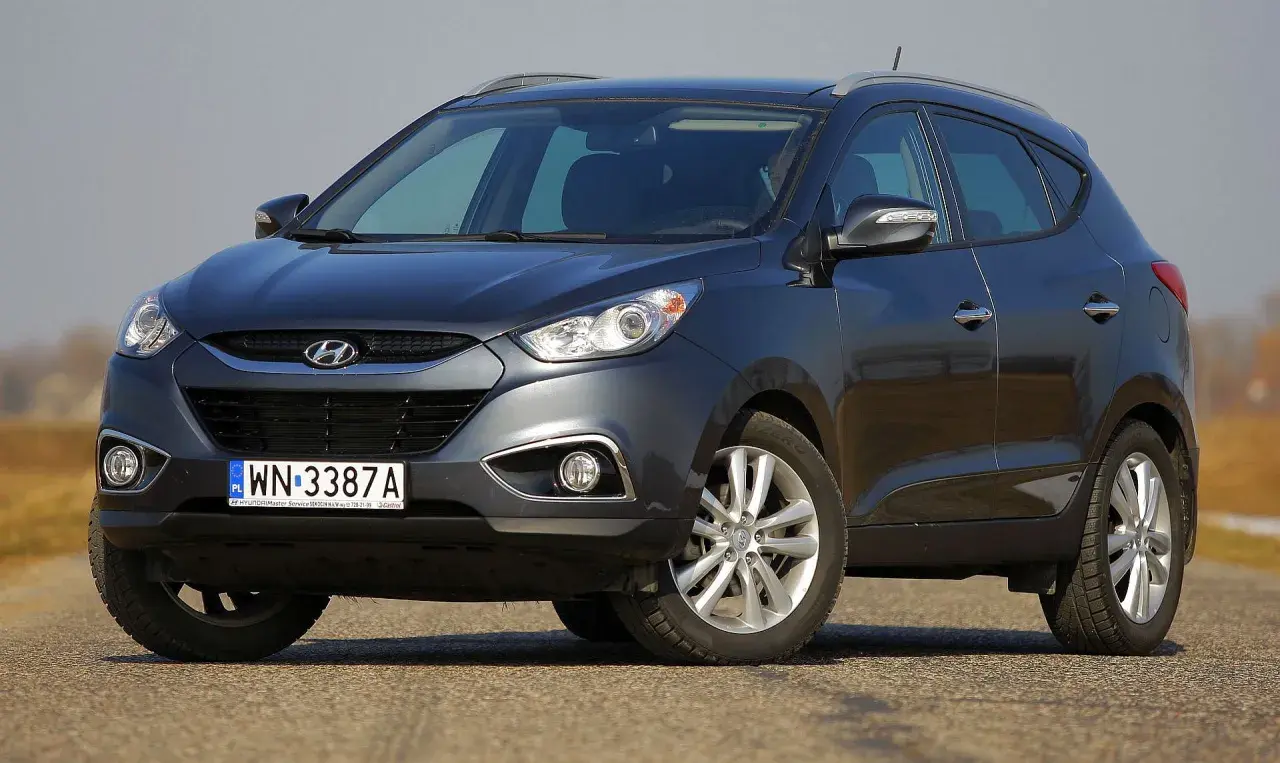 Szary Hyundai ix35 na drodze. Wiele osób szuka hyundai ix35 opinie przed zakupem.