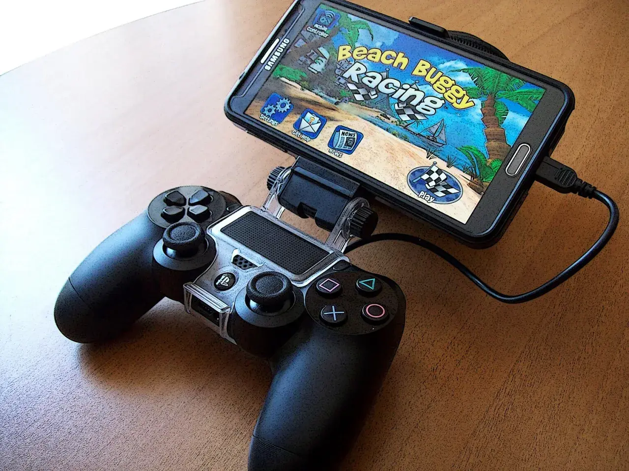 Smartfon z grą "Beach Buggy Racing" podłączony do kontrolera. Idealny zestaw do grania w top gry na androida.