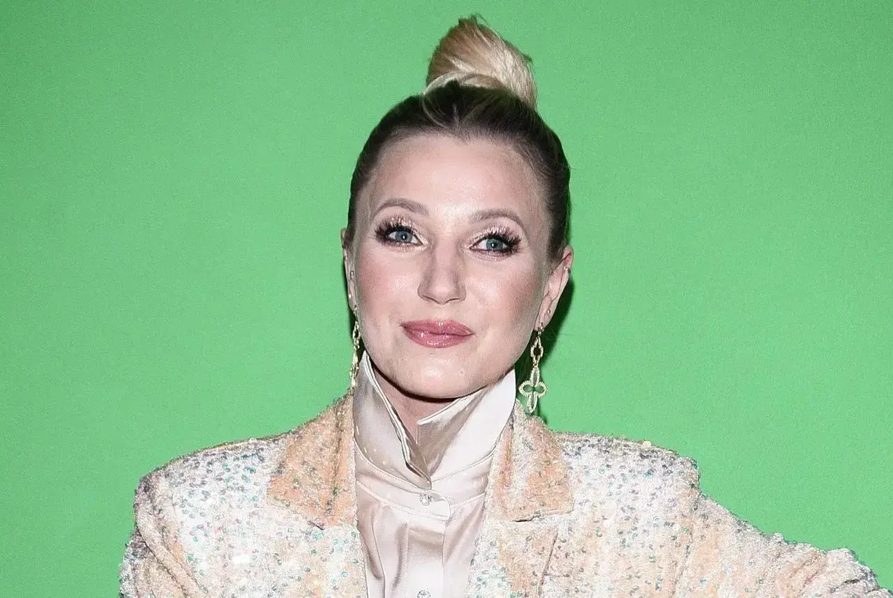 Daria Ładocha w błyszczącej marynarce i z kokiem na głowie. Ciekawa, czy jej mąż też tak się stroi.