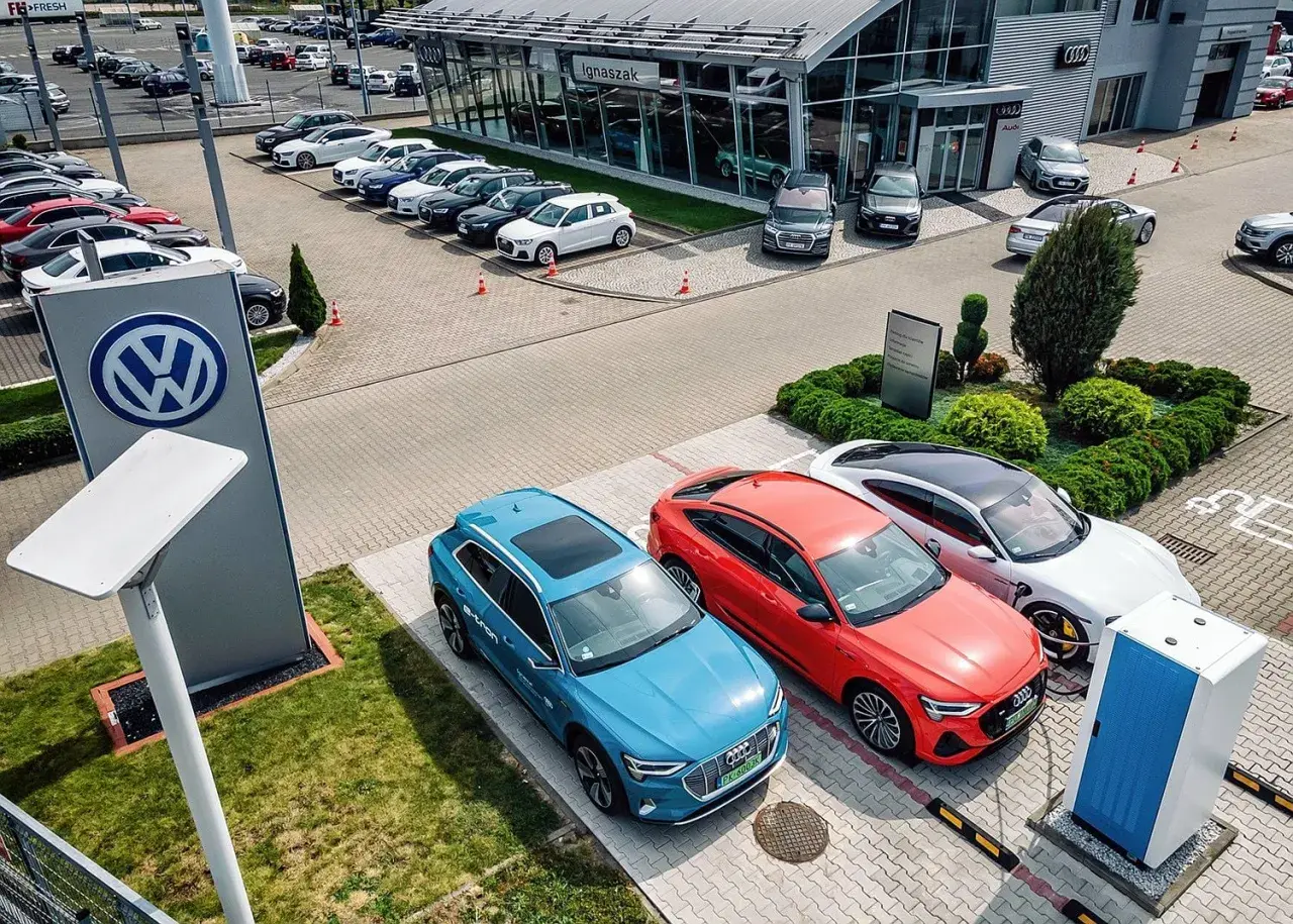 Salon samochodowy Audi z nowymi autami elektrycznymi. Warto sprawdzić showroom opinie przed zakupem.
