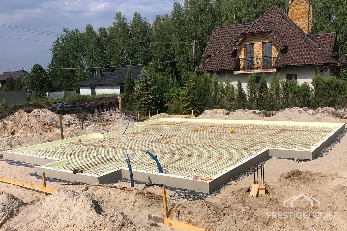 Fundament pod dom szkieletowy: Płyta czy ławy? Koszty i najlepszy wybór