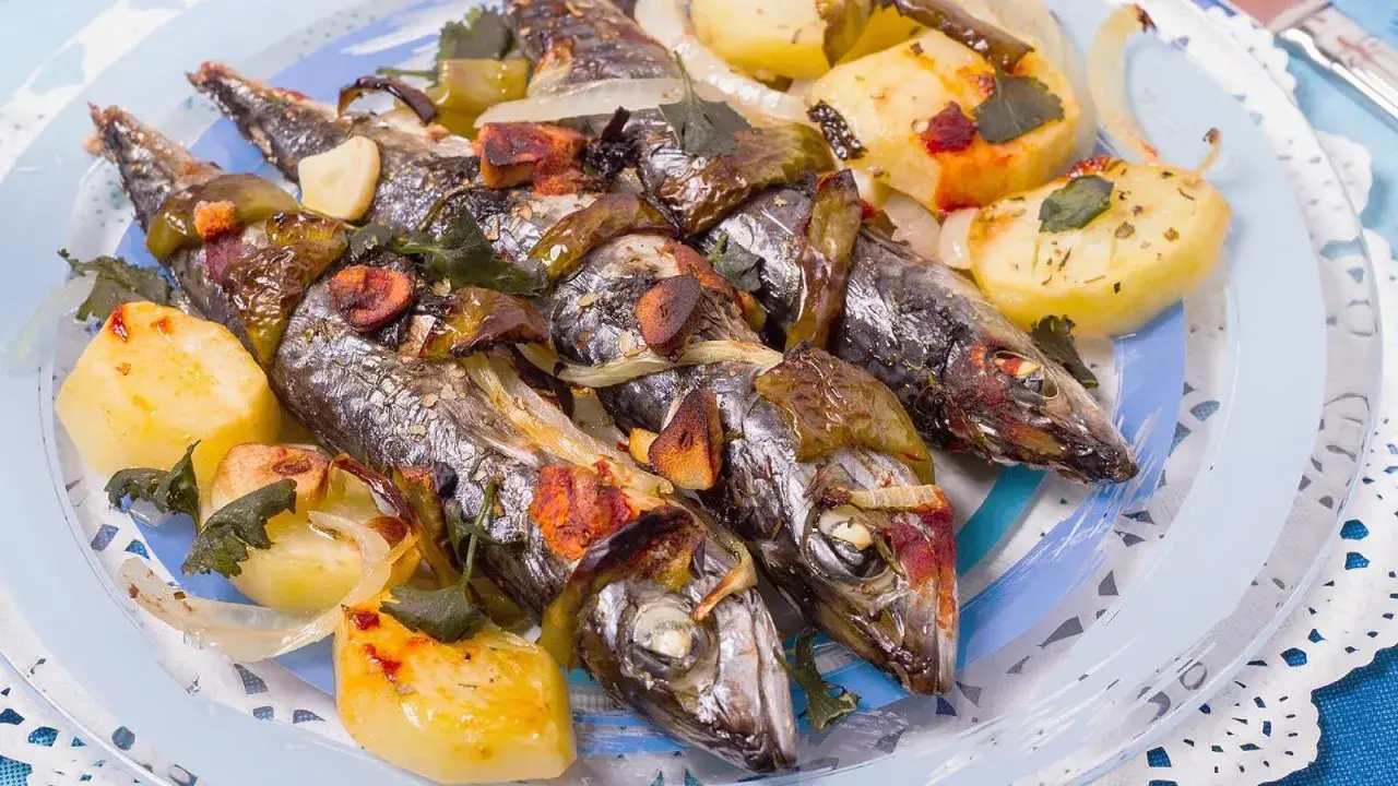 Caballa al horno con patatas, pimientos y ajo. Un plato casero lleno de sabor y aroma.