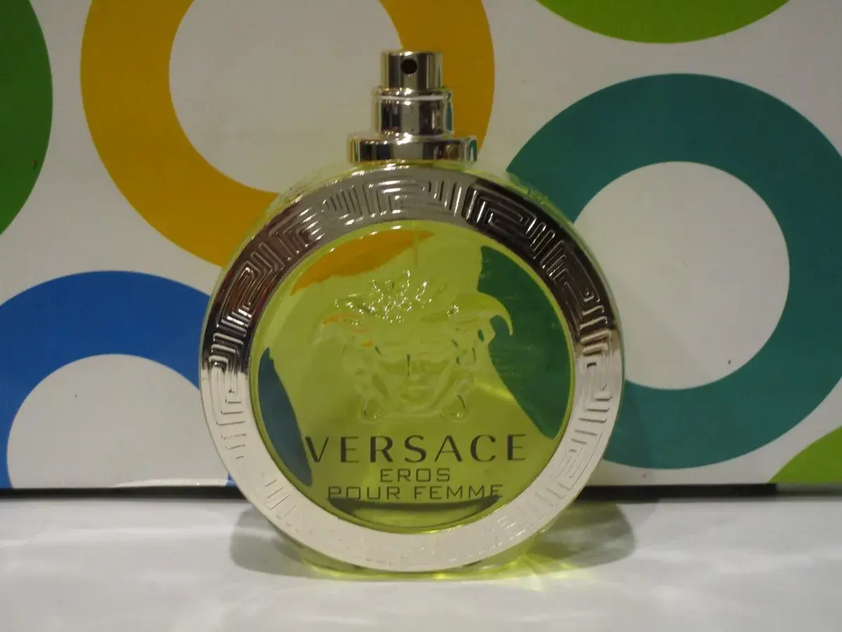 Flakon perfum Versace Eros Pour Femme w żółtym kolorze, z greckim wzorem i Meduzą.